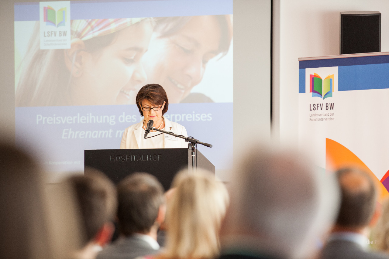 Ute Heßhebt in ihrer Eröffnungsrede die Wichtigkeit der Schulfördervereine hervor©LSFV BW