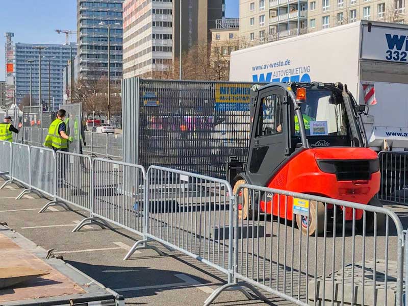 Aufbauarbeiten für den Berliner Halbmarathon (Foto: NIEMEIER Event Tools, frei zur Veröffentlichung Aufbauarbeiten für den Berliner Halbmarathon (Foto: NIEMEIER Event Tools, frei zur Veröffentlichung