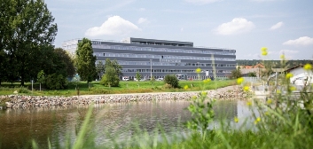 Der ElsterCube an der Weißen Elster in Gera (Foto: Björn Walther). 