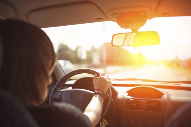 Für eine angenehme Innenraumtemperatur im Auto sorgt eine nicht zu kalt eingestellte Klimaanlage. (B Für eine angenehme Innenraumtemperatur im Auto sorgt eine nicht zu kalt eingestellte Klimaanlage. (B