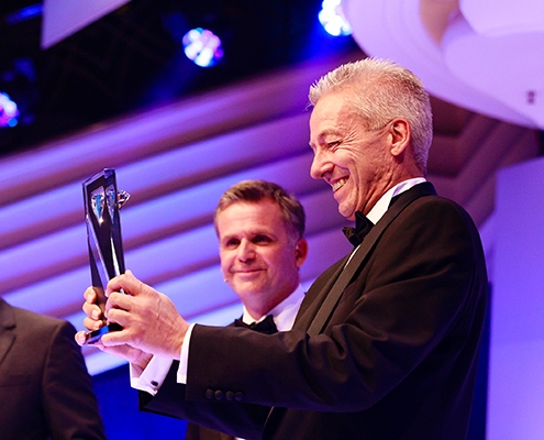 Dr. Schannath nachÜberreichung des Awards durch Klaus Mantel, Geschäftsführer der Experteer GmbH (Bi Dr. Schannath nachÜberreichung des Awards durch Klaus Mantel, Geschäftsführer der Experteer GmbH (Bi
