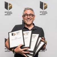 Alle Hände voll zu tun: Sigi Ramoser (Sägenvier) beim German Brand Award.