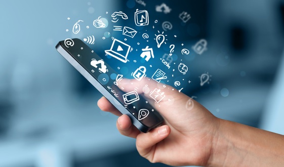 Augenarzt Benno Janßen warnt vor ständiger Benutzung von Mobilfunkgeräten. (Bildquelle:©ra2 studio?F