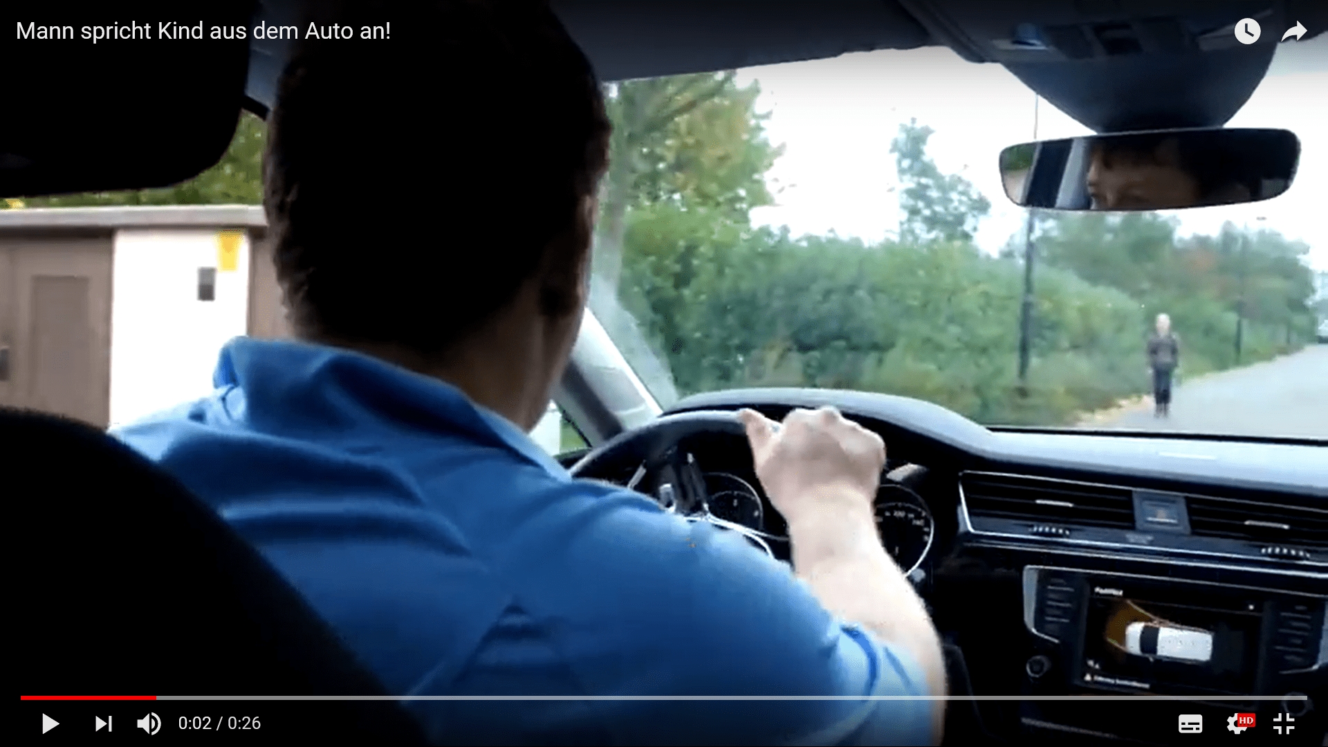 Ein unbekannter Mann fährt zum Kind hin und lässt das Fenster herab, um das Kind asnzusprechen Ein unbekannter Mann fährt zum Kind hin und lässt das Fenster herab, um das Kind asnzusprechen