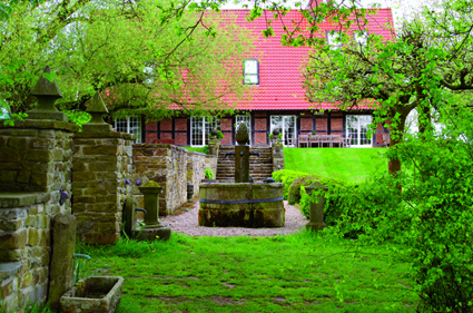 Historischer Sandsteinbrunnen im Bauerngarten