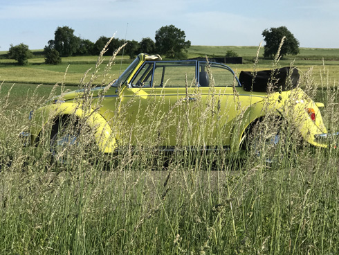 Der limonengelbe Flitzer fügt sich wunderbar in die malerische Landschaft ein.