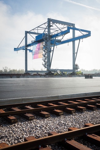 Bildunterschrift: Containerkran im Lauterburger Hafen (Bildquelle: Loïc Chalmandrier - New Vision)