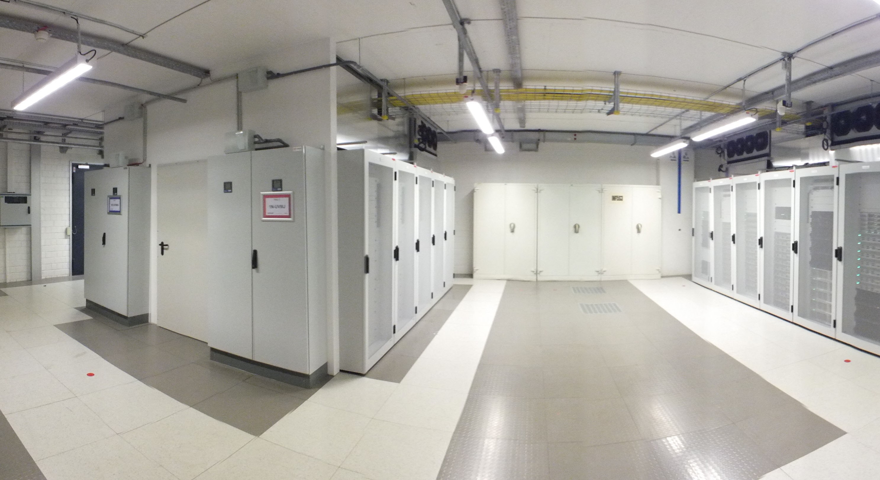 AS LED Leuchten im Dauerbetrieb in Rechenzentrum mit bereits 66.000 h Brenndauer AS LED Leuchten im Dauerbetrieb in Rechenzentrum mit bereits 66.000 h Brenndauer