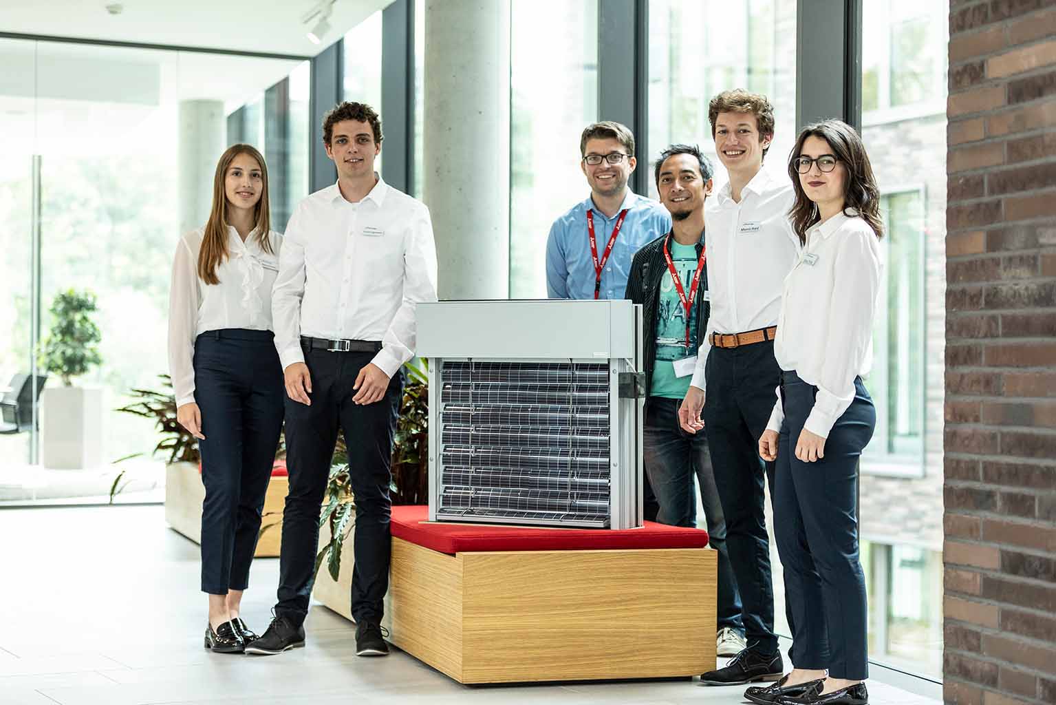 Gewinner-Team des changes.AWARD 2018 mit ihren Coaches. Bild: Mitsubishi Electric Gewinner-Team des changes.AWARD 2018 mit ihren Coaches. Bild: Mitsubishi Electric