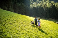 Marilena und Ueli unterwegs mit Haushund Lenny (Wanderhotel Vinschgerhof) Marilena und Ueli unterwegs mit Haushund Lenny (Wanderhotel Vinschgerhof)