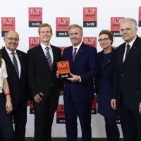 Christian Wulff überreicht die Auszeichnung an die Führung von GP+S