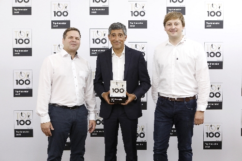 Ranga Yogeshwar übergibt die Auszeichnung zum Top-Innovator 2018. (© KD Busch/compamedia)