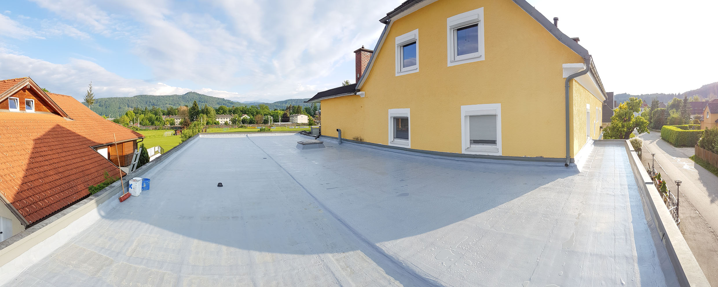 Mit Triflex ist das Dach dicht und dauerhaft vor Witterungseinflüssen geschützt. Mit Triflex ist das Dach dicht und dauerhaft vor Witterungseinflüssen geschützt.