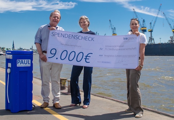Übergabe von Spendenscheck in Hamburg