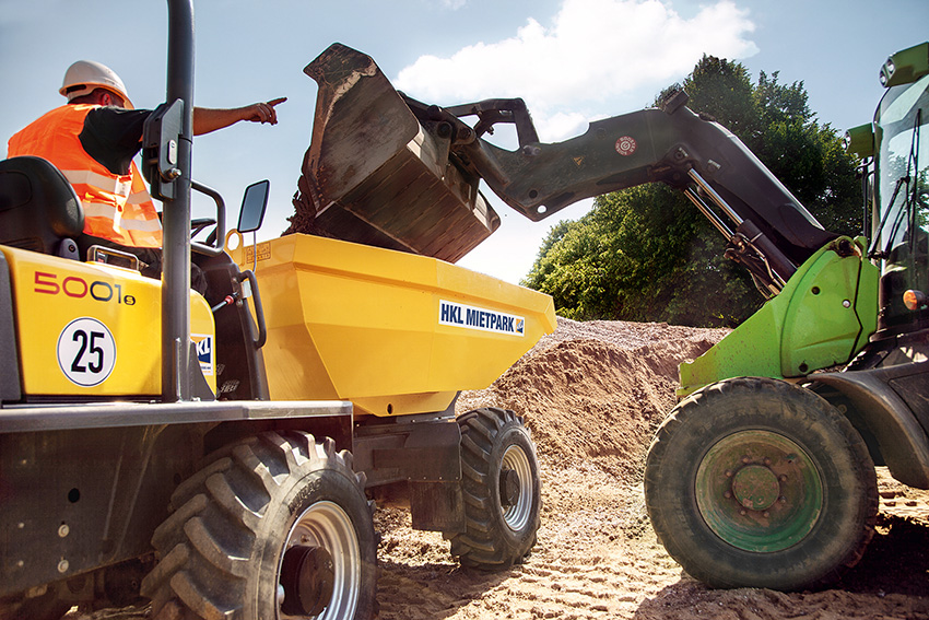 Helfer beim Sportstättenbau in Lübeck: Ein Dumper von HKL unterstützt Entwässerungsarbeiten.