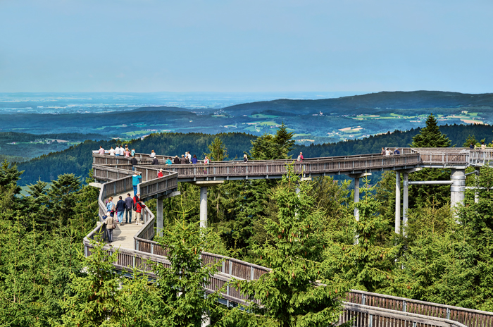 Exklusiver Weitblick im Rahmen des?WaldWipfelWegs?. (Bildquelle: Foto: epr/Urlaubsregion St. Englmar Exklusiver Weitblick im Rahmen des?WaldWipfelWegs?. (Bildquelle: Foto: epr/Urlaubsregion St. Englmar