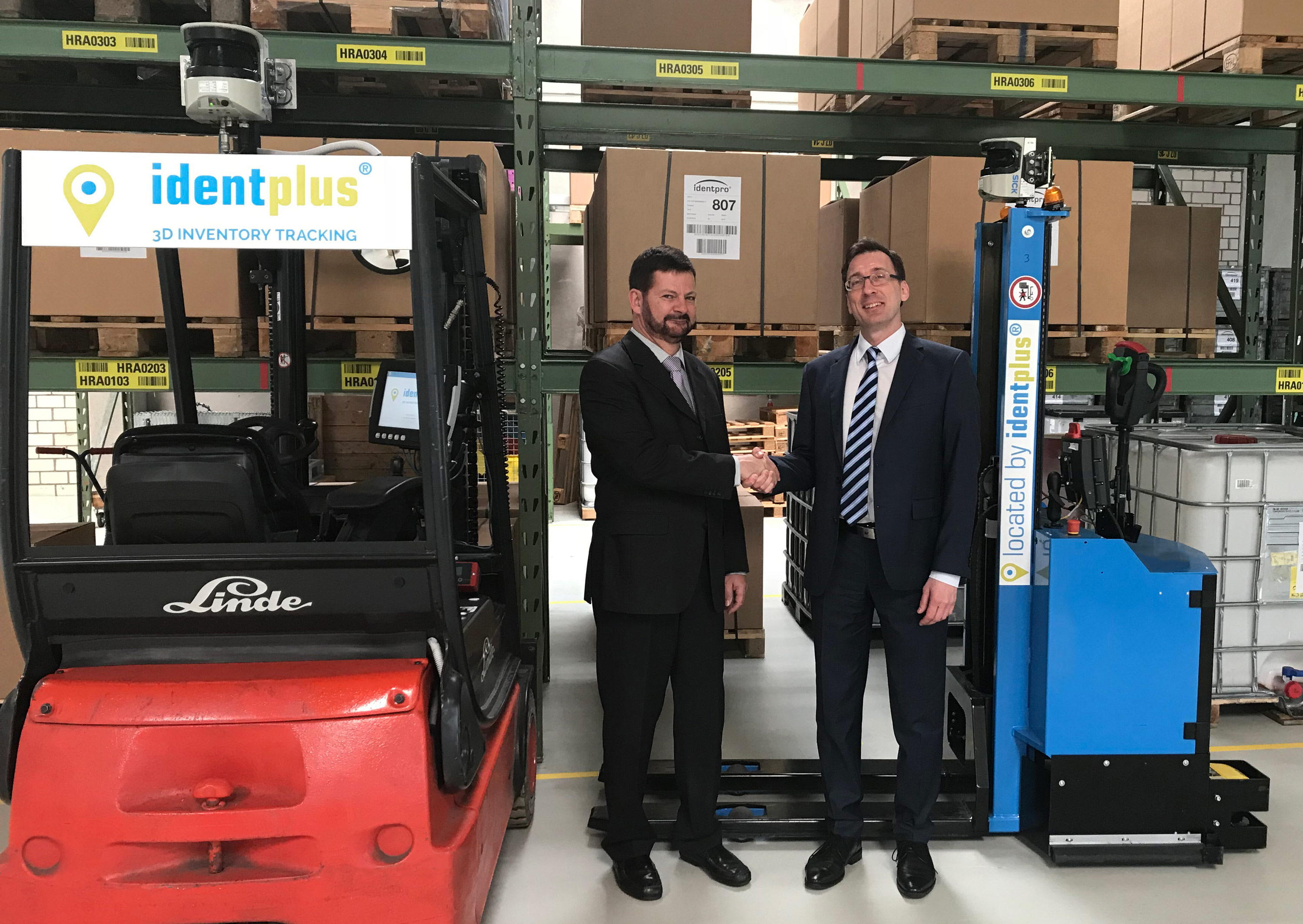 Staplerleitsystem mit Laserlokalisierung für USA: Dr. Jürgen Hellmich (l., iSAM) und Michael Wack