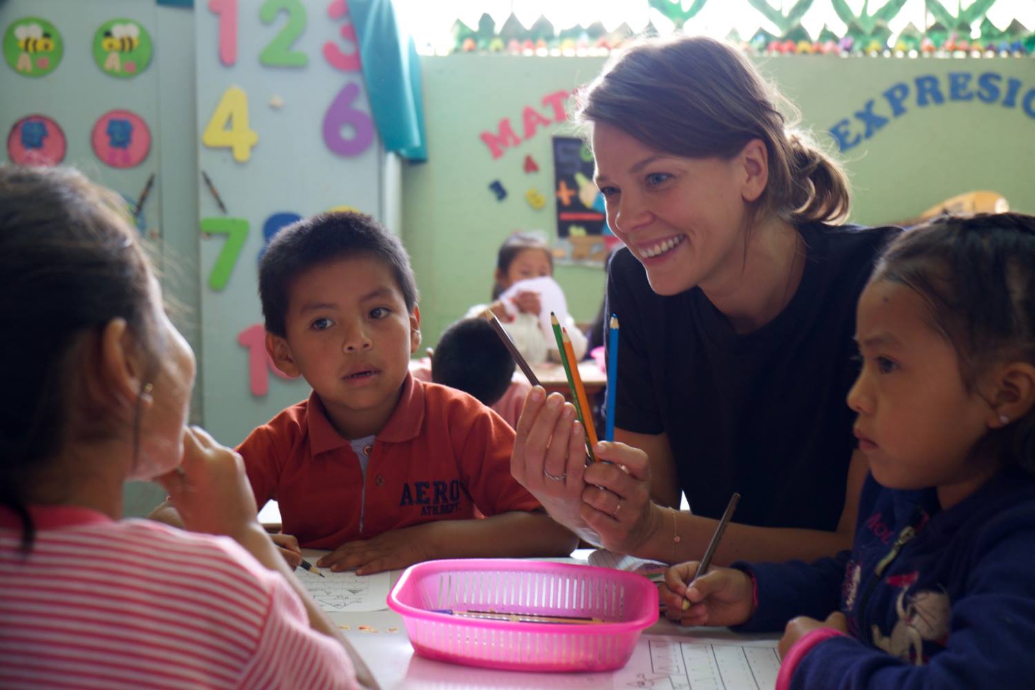 Jessica Schwarz im Kinderdorf der Stiftung Kinderzukunft