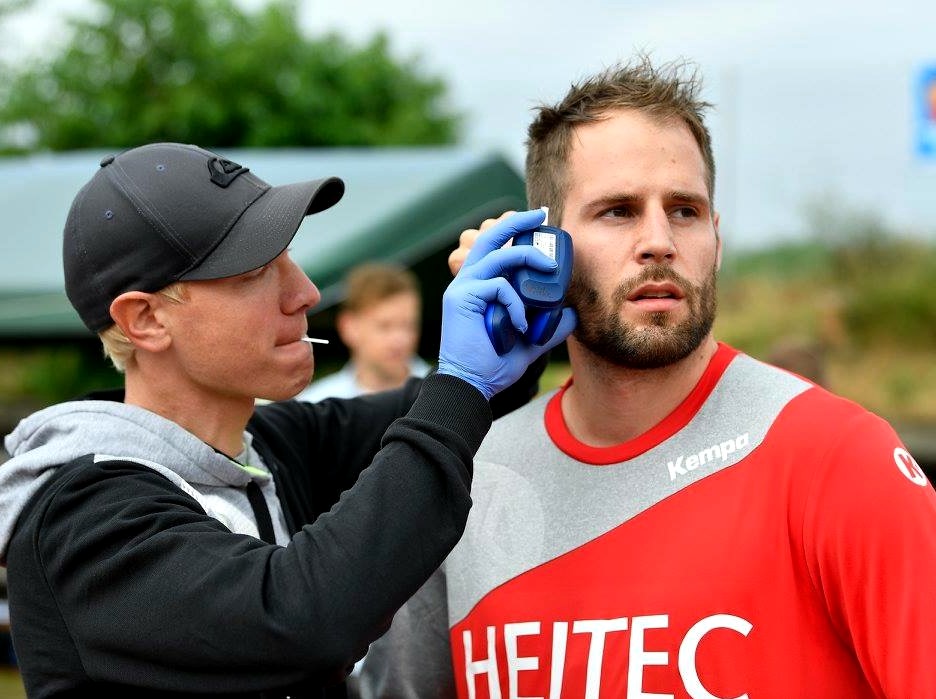 (Foto W. Zink, Fürth): HC Erlangen - Dr. Andreas Wittke führt Laktat-Tests bei Nico Büdel durch (Bil (Foto W. Zink, Fürth): HC Erlangen - Dr. Andreas Wittke führt Laktat-Tests bei Nico Büdel durch (Bil