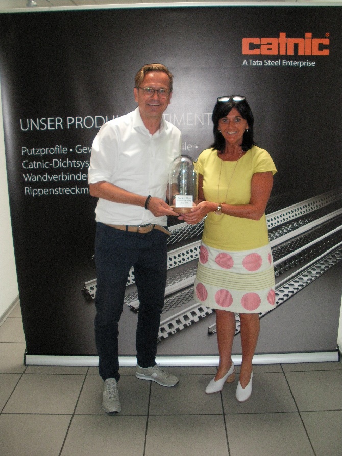 Udo Berg bei derÜbergabe des ersten Profils an Christine Wilde (Catnic Ltd.). (Bildquelle: @CatnicGm