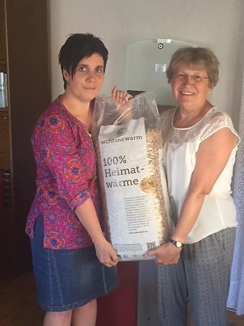 Jasmin Pfeiffer von der EC Bioenergie GmbHüberreicht Frau Endl den Gewinn