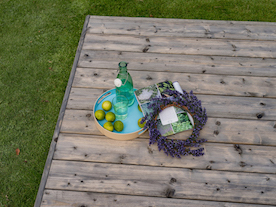 Terrassendielen aus Massivholz heizen sich im Vergleich zu WPC-Dielen weniger auf.