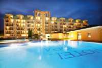 Außenansicht mit Pool bei Dämmerung (Hotel Európa fit)