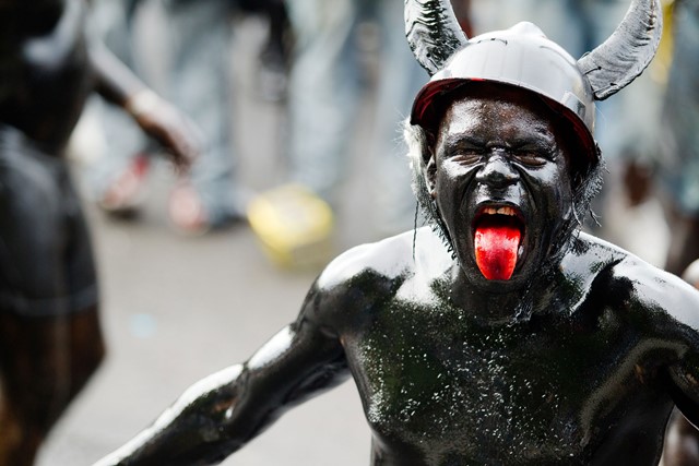Mitunter eine (alt-)ölige Angelegenheit ist der Karneval auf Grenada Mitunter eine (alt-)ölige Angelegenheit ist der Karneval auf Grenada