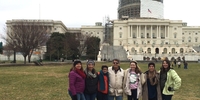 Schüleraustausch USA: Schülergruppe mit Gastfamilie (Foto: Stiftung Völkerverständigung)