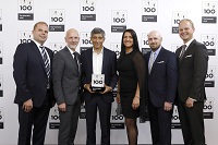 Ranga Yogeshwar übergibt Top-100 Auszeichnung an Nico Lüdemann (r.) und sein Team von bluecue Ranga Yogeshwar übergibt Top-100 Auszeichnung an Nico Lüdemann (r.) und sein Team von bluecue