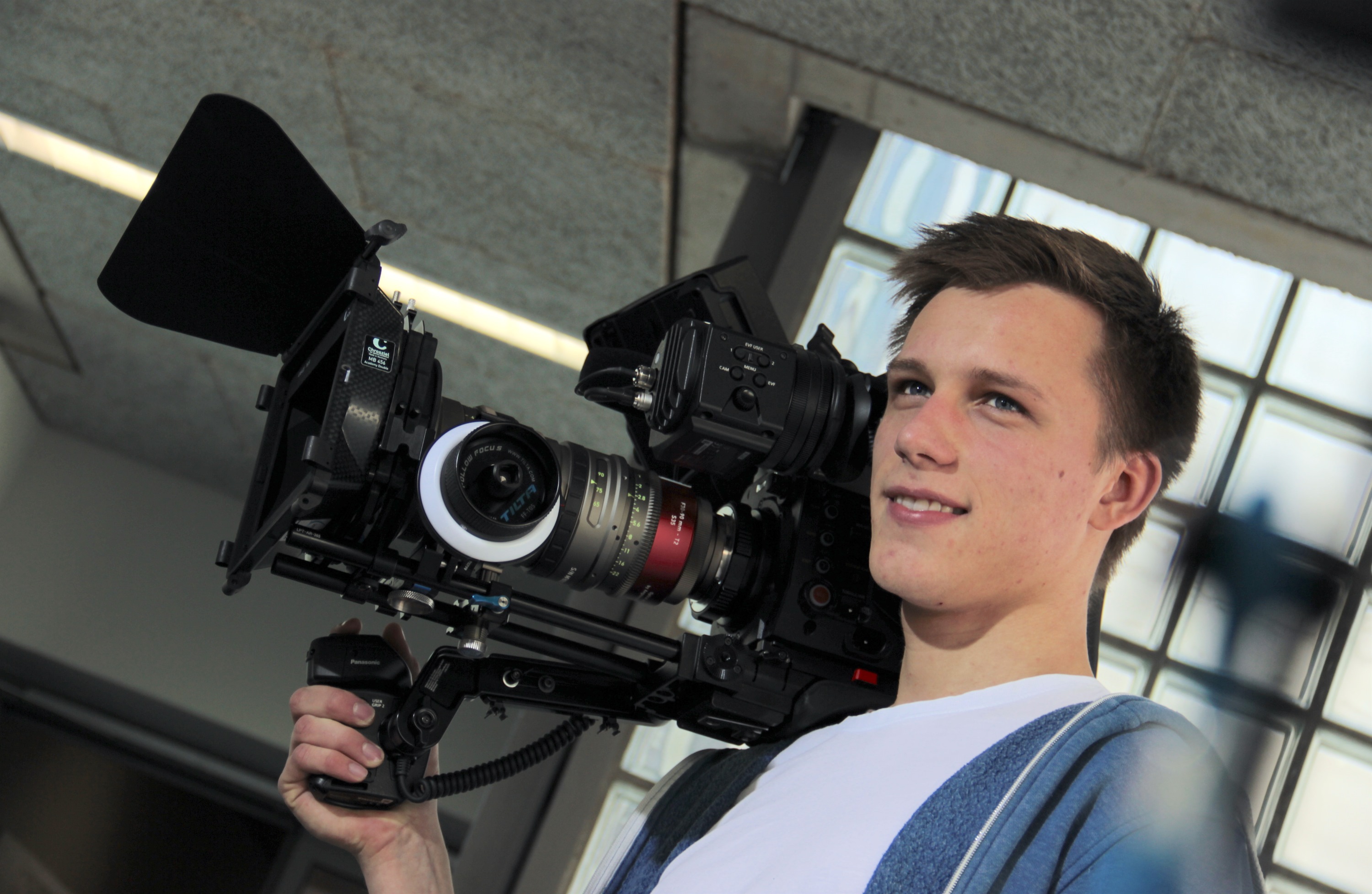 Schüler des Georg-Simon-Ohm-Berufskollegs mit der Panasonic VariCam LT (Bildquelle: Panasonic)