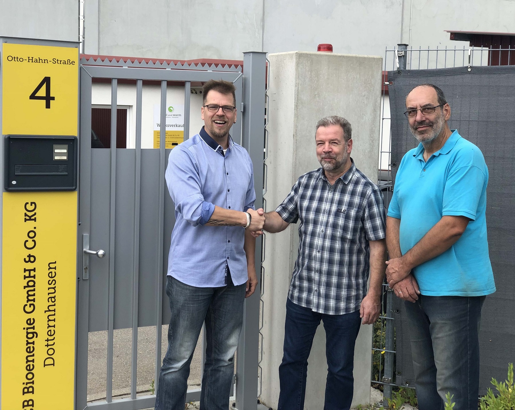 Standortleiter Sven Antica (links) und Egon Weldle (rechts) gratulieren Herrn Siegbert Kugler Standortleiter Sven Antica (links) und Egon Weldle (rechts) gratulieren Herrn Siegbert Kugler