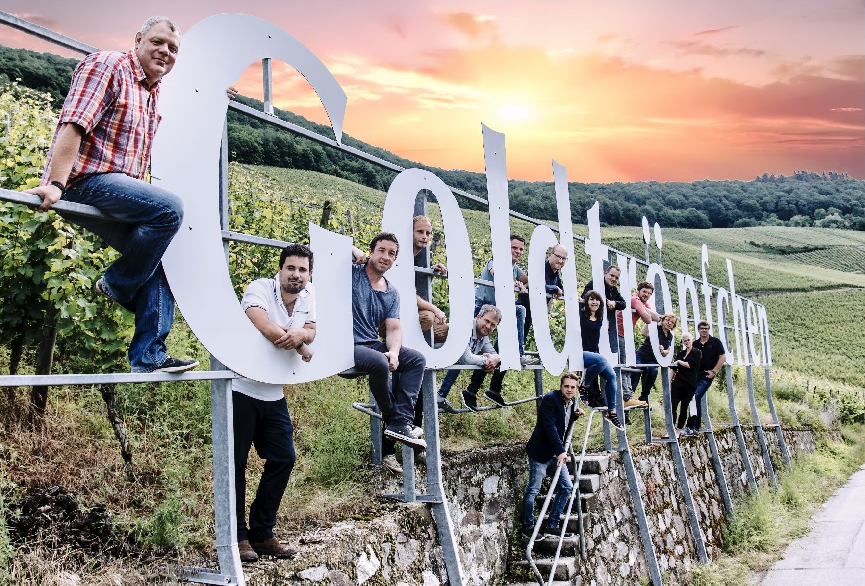 Goldtröpfchen-Winzer laden ein zur größten begehbaren Lagenweinprobe (Bildquelle: Jörg Kinn) Goldtröpfchen-Winzer laden ein zur größten begehbaren Lagenweinprobe (Bildquelle: Jörg Kinn)