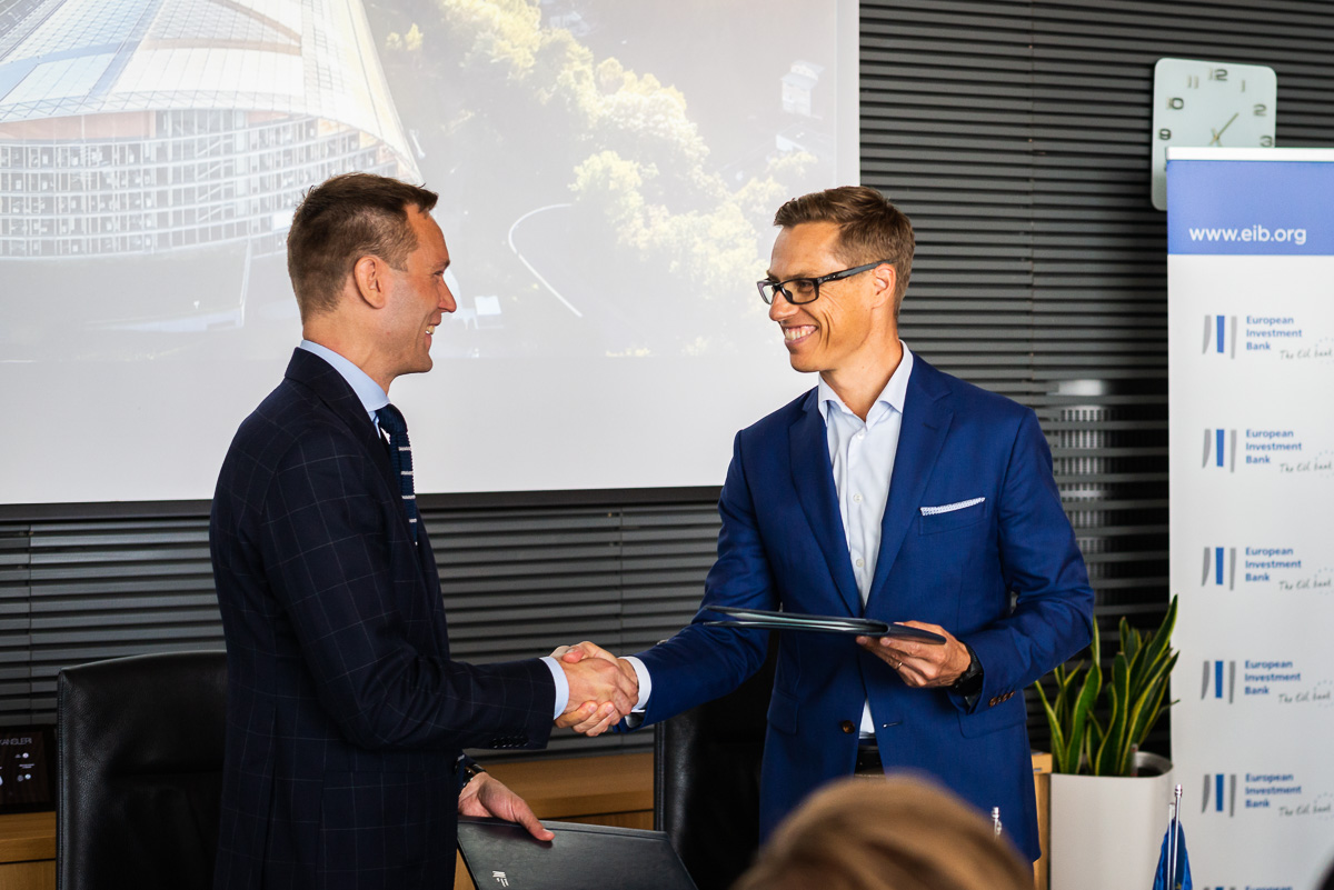 M-Files CEO Miika Mäkitalo (links) und EIB-Vizepräsident Alexander Stubb (rechts)