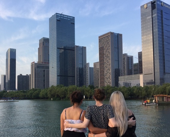 HdWM-Studierende vor der imposanten Skyline von Hefei. HdWM-Studierende vor der imposanten Skyline von Hefei.