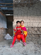 Salma Begum und ihre Tochter Jannatun vor ihrem ausgespülten Haus in Nordbangladesch. Mit Hilfe von Salma Begum und ihre Tochter Jannatun vor ihrem ausgespülten Haus in Nordbangladesch. Mit Hilfe von