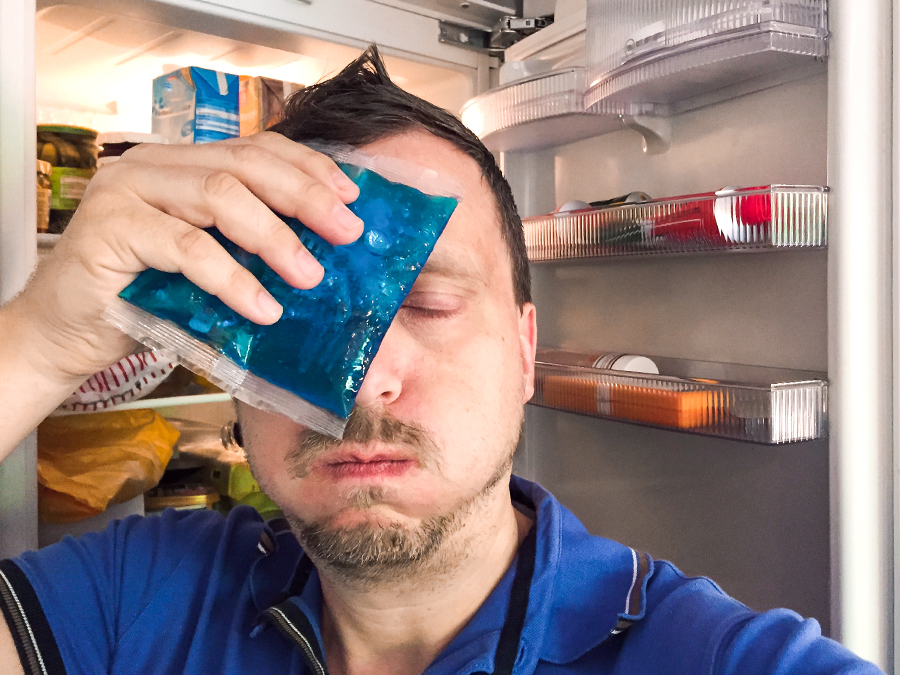 An heißen Tagen den Kühlschrank besser nur kurzöffnen. Das spart Energie. (Bildquelle: Adobe Stock)