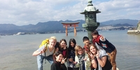 Austauschschüler mit Freunden bei einem Ausflug in Japan (Foto: Stiftung Völkerverständigung)
