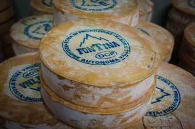 Käse-Fontina-DOP-Aostatal © EnricoRomanzi