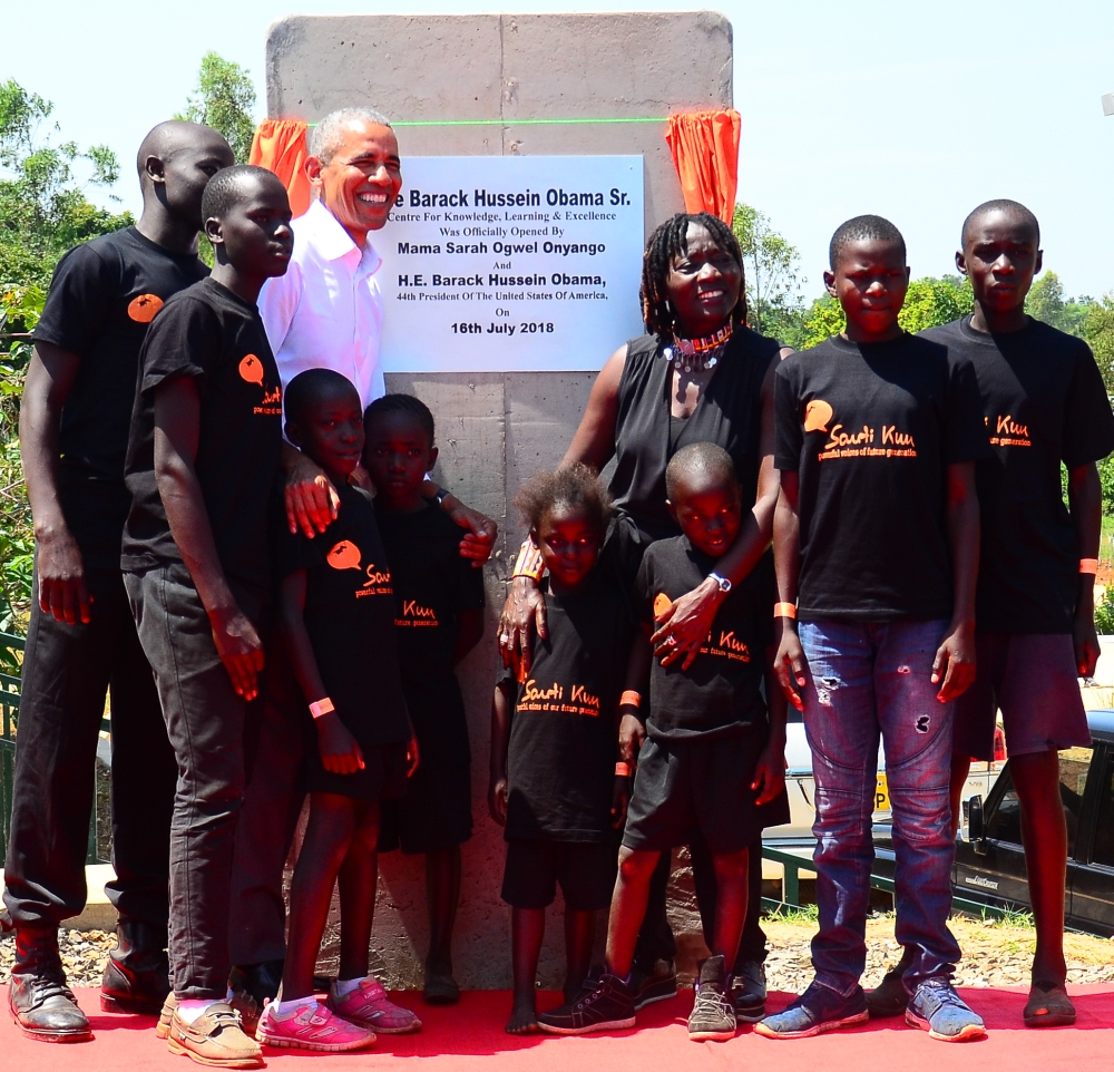 Barack Obama - Auma Obama - Sauti-Kuu-Kids vor Einweihungsplakette (Bildquelle: Gina Din Group) Barack Obama - Auma Obama - Sauti-Kuu-Kids vor Einweihungsplakette (Bildquelle: Gina Din Group)