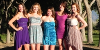 Schüleraustausch USA: Schülerinnen mit ihren Kleidern für die Prom (Foto: Stiftung Völkerverständigu