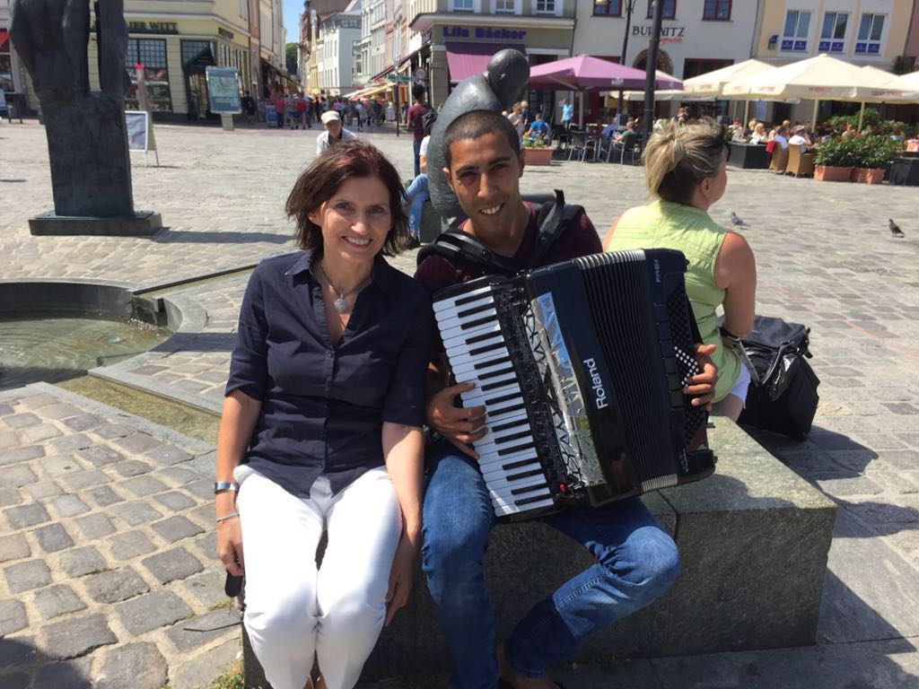 BNI-Mitglied Anne-Wiebke Willsch machte auf den Fall des Straßenmusikers aufmerksam