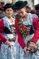 Ruhpoldinger Marketenderinnen mit Schnaps (Ruhpolding Tourismus GmbH)