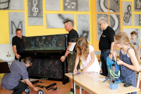Die Anlieferung des gestalteten Pianos von Niendorf in der Blönsdorfer Thomas-Müntzer-Grundschule