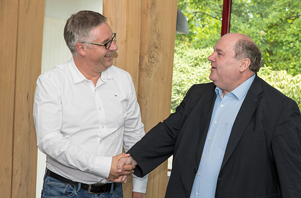 Vertragsabschluss: Jörg Rewer (Geschäftsführer Laudert) mit Horst Huber (CEO WERK II)