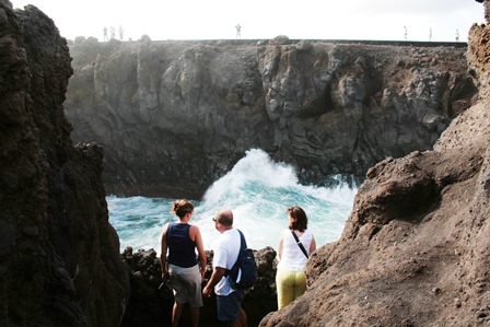 Gemeinsam entdecken Alleinreisende die bizarren Landschaften auf Lanzarote