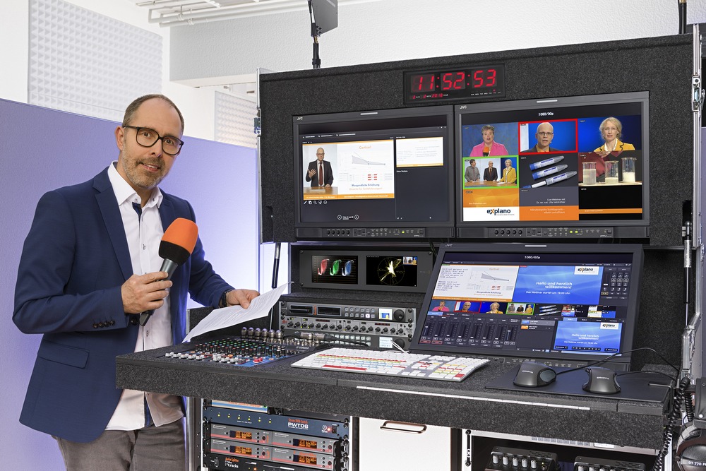 Stefan Leineweber, Founder und CDO von explano, präsentiert die Live-Regie bei Kinderwunsch.tv