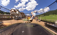Junge beim Trampolinspringen im Sommer (c) www.360perspektiven.at (Hotel & Resort Dachsteinkönig)  
