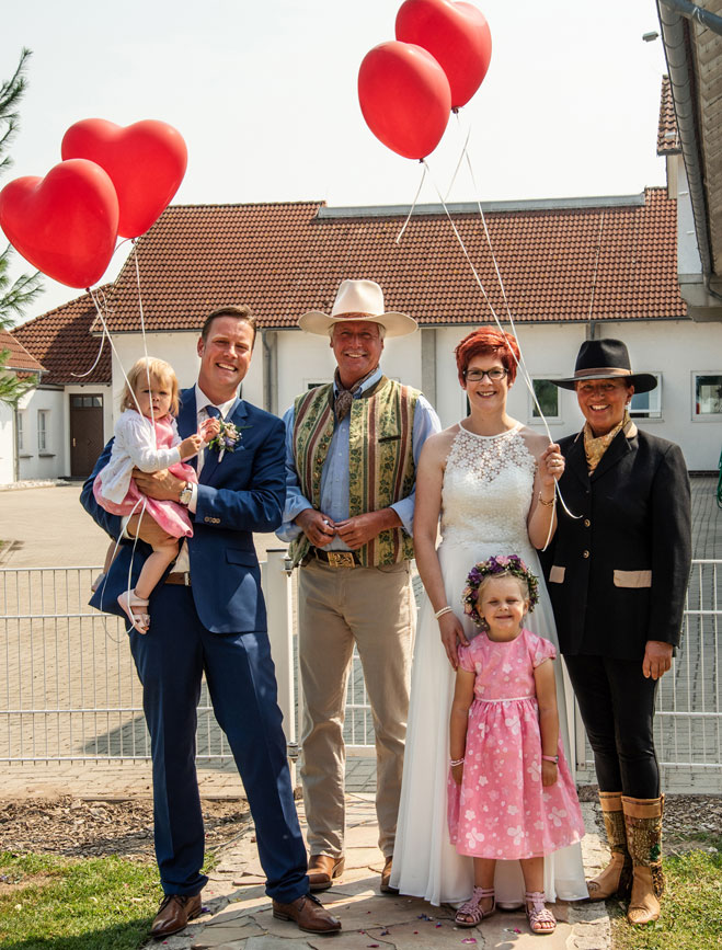 Annette u. andre engelhardt gratulieren Sinika Sinda u. Thorsten Landwehr (Bildquelle: Janna Kowalew Annette u. andre engelhardt gratulieren Sinika Sinda u. Thorsten Landwehr (Bildquelle: Janna Kowalew