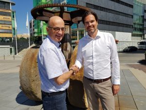 Besiegeln dieÜbernahme: Jan Nørskov (CEO Care4all) und Espen Virik Ranvik (CEO GSGroup) v.l.n.r. Besiegeln dieÜbernahme: Jan Nørskov (CEO Care4all) und Espen Virik Ranvik (CEO GSGroup) v.l.n.r.